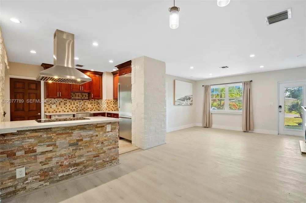 2725 NE 21st Ave Fort Lauderdale, FL 33306
