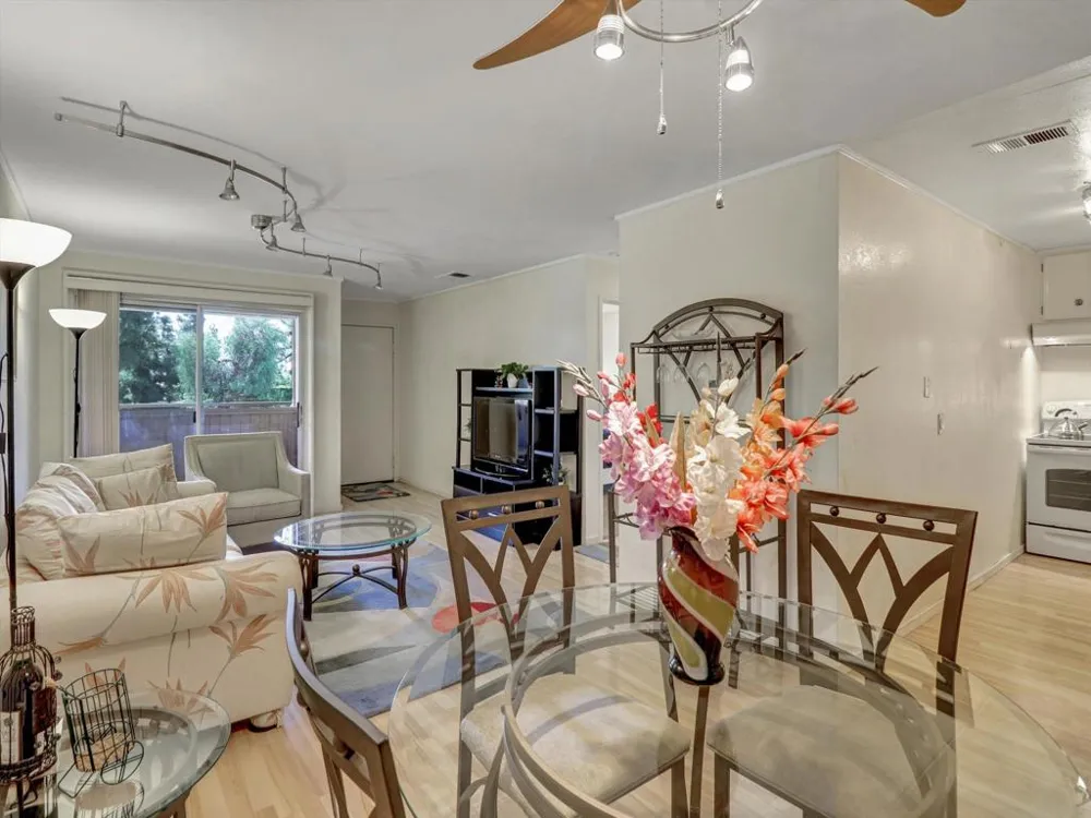 2860 Los Felices Road #206 Palm Springs, CA 92262