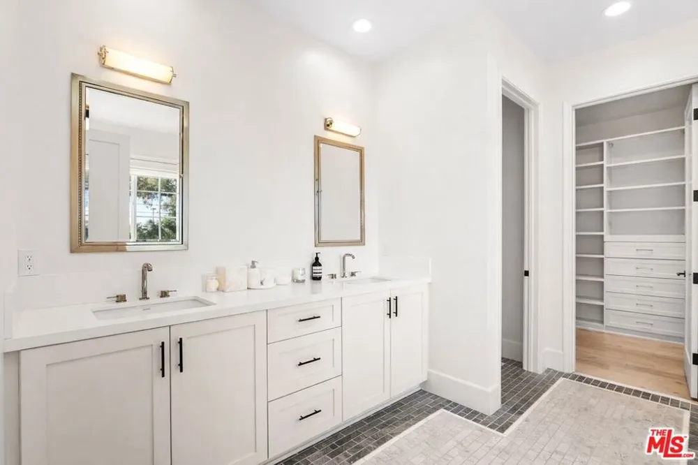 11380 Waterford St Los Angeles, CA 90049