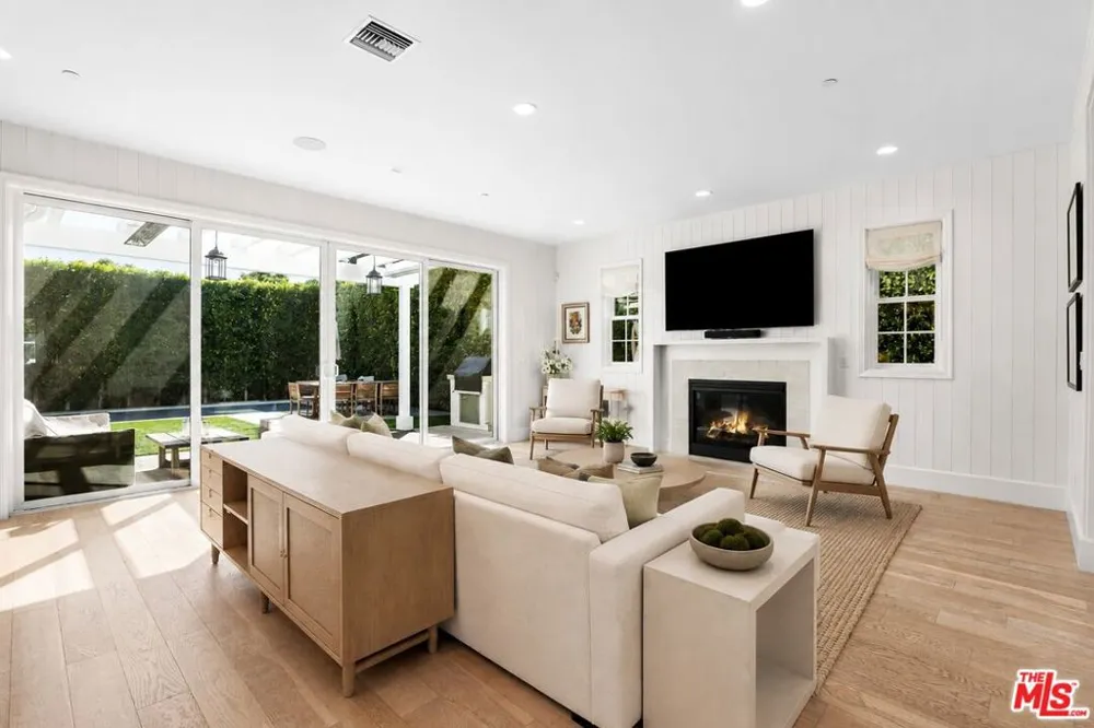 11380 Waterford St Los Angeles, CA 90049