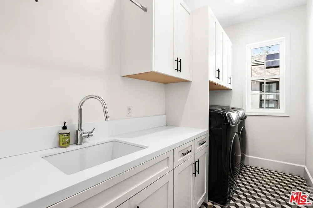 11380 Waterford St Los Angeles, CA 90049