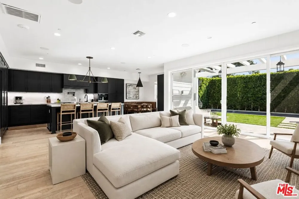 11380 Waterford St Los Angeles, CA 90049