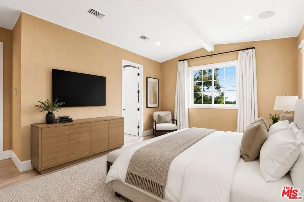 11380 Waterford St Los Angeles, CA 90049