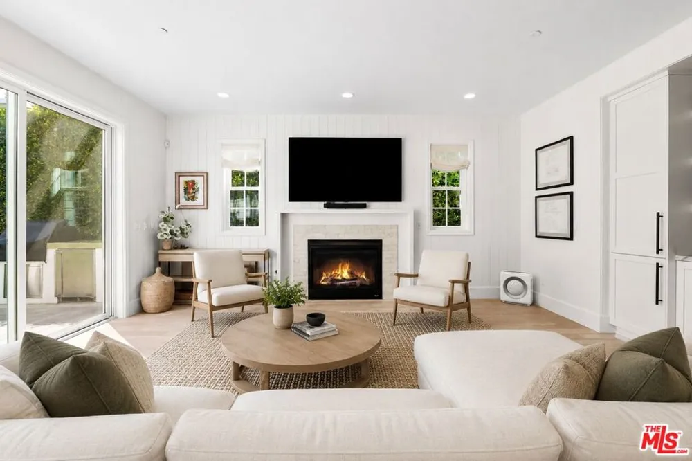 11380 Waterford St Los Angeles, CA 90049