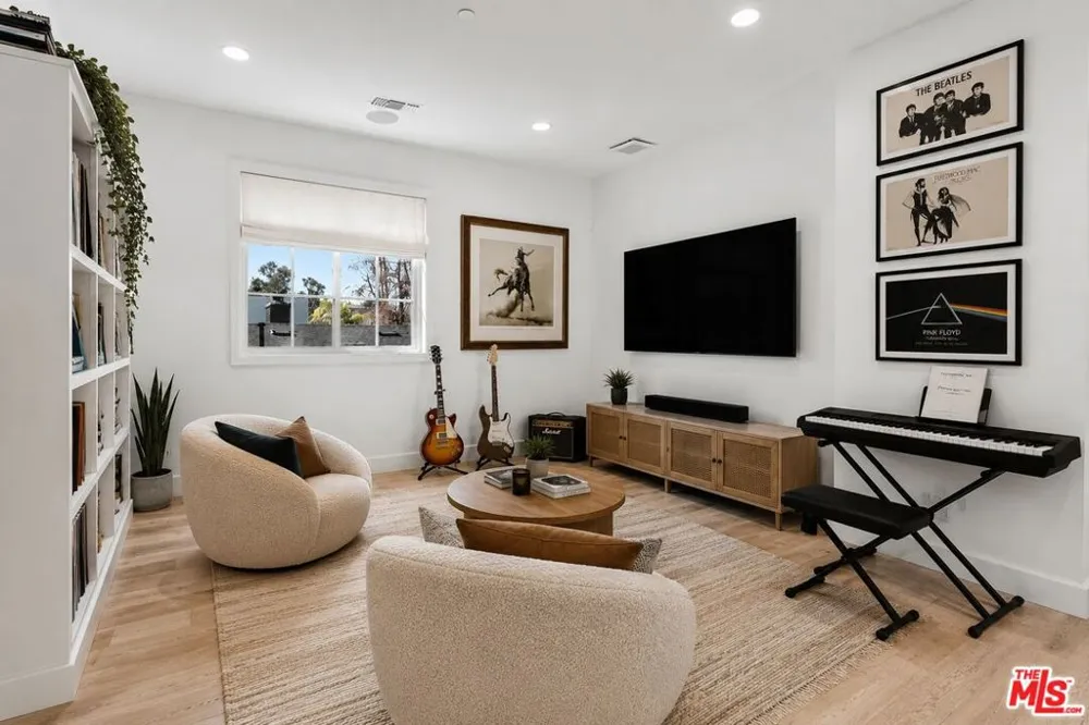 11380 Waterford St Los Angeles, CA 90049