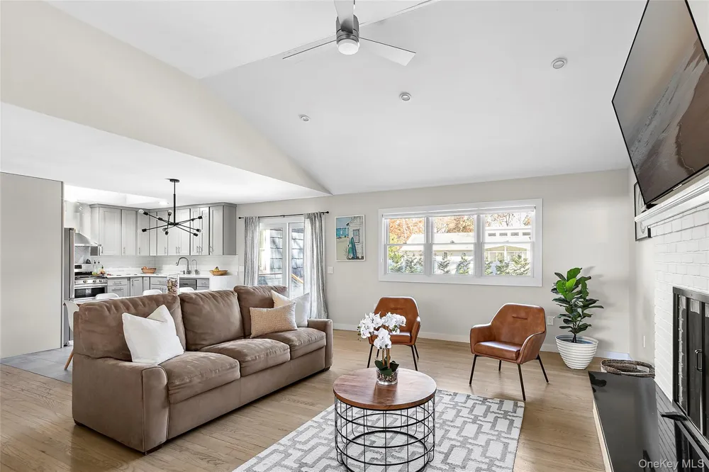 43 Homewood Drive Hampton Bays, NY 11946