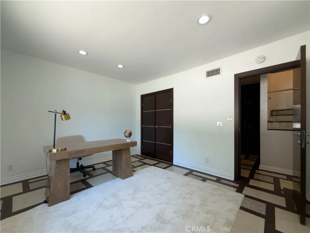 5836 Winnetka Avenue Woodland Hills, CA 91367