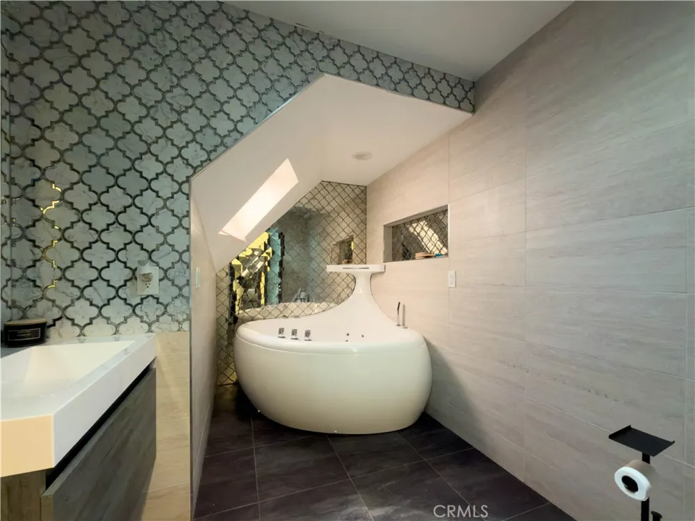 5836 Winnetka Avenue Woodland Hills, CA 91367