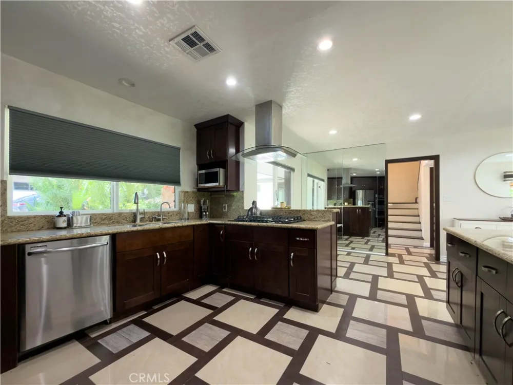 5836 Winnetka Avenue Woodland Hills, CA 91367