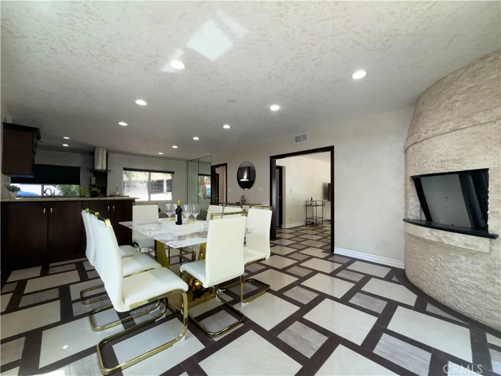 5836 Winnetka Avenue Woodland Hills, CA 91367