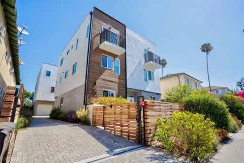 11637 1/2 Burbank Blvd