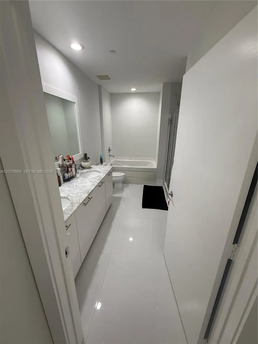 951 Brickell Ave #4105 Miami, FL 33131