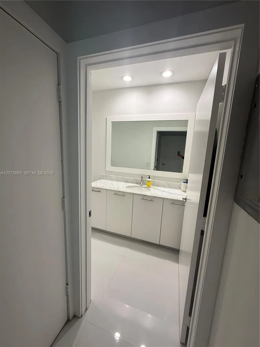 951 Brickell Ave #4105 Miami, FL 33131