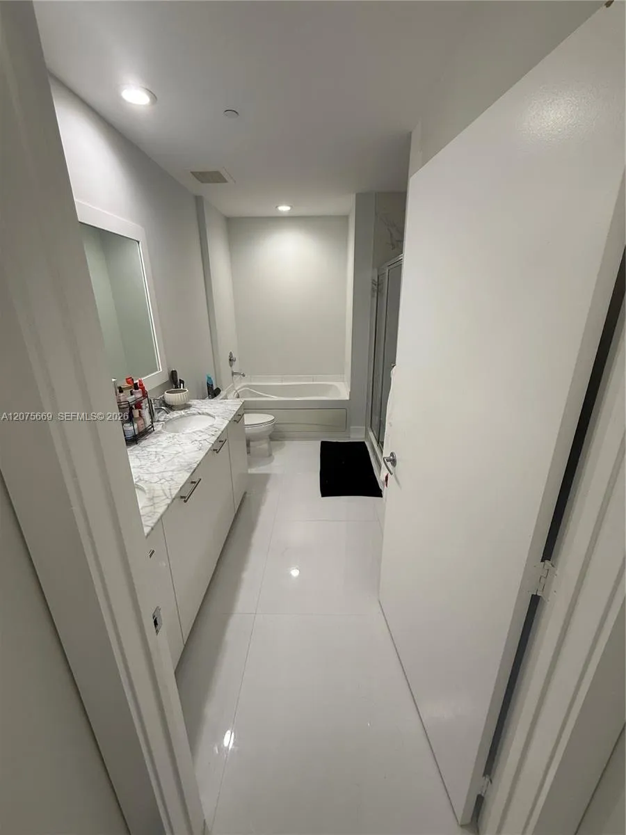951 Brickell Ave #4105 Miami, FL 33131