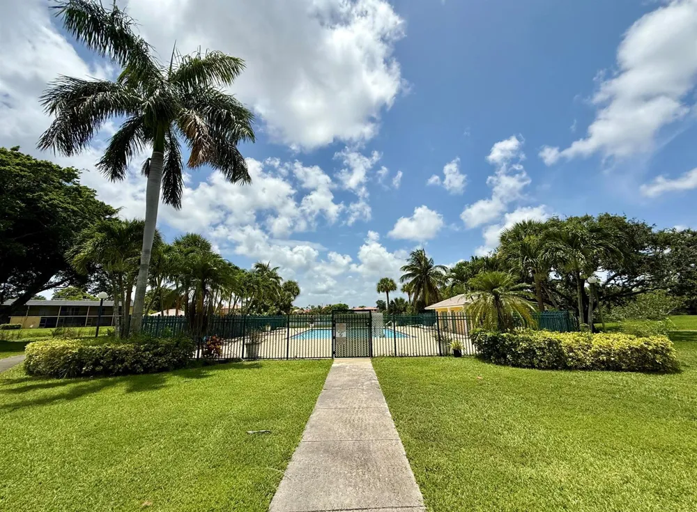 1625 Meadows Circle W Boynton Beach, FL 33436