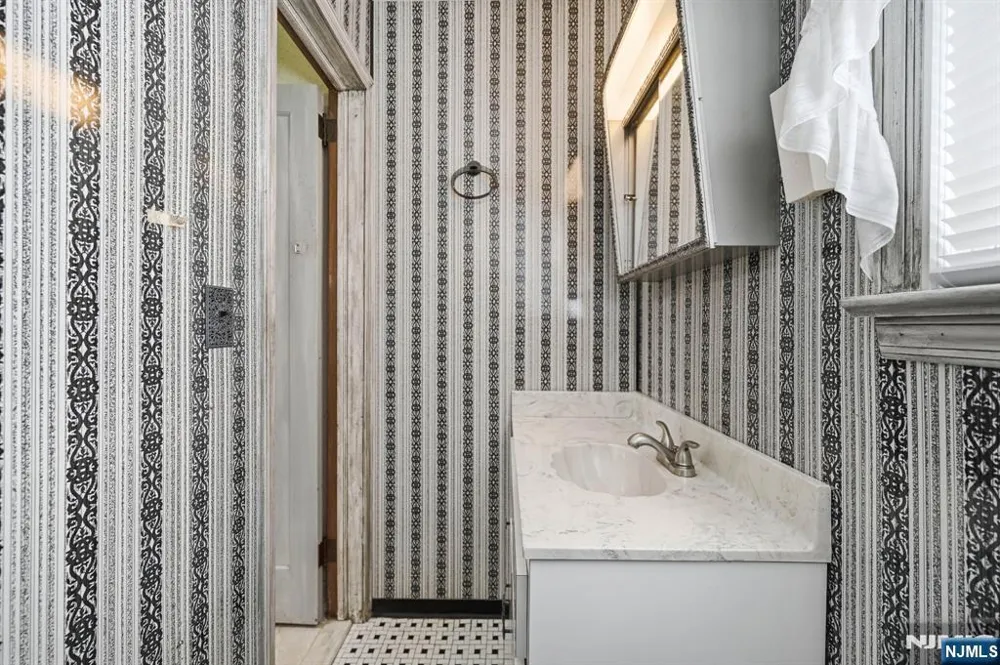 59 17th Avenue Elmwood Park, NJ 07407