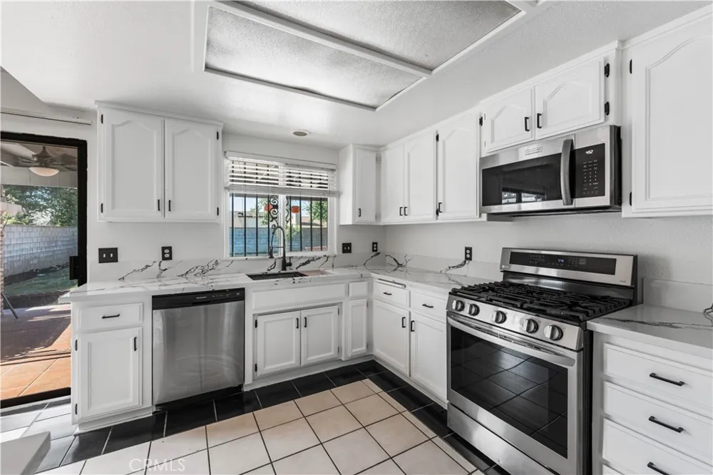 5241 E Avenue R12 Palmdale, CA 93552