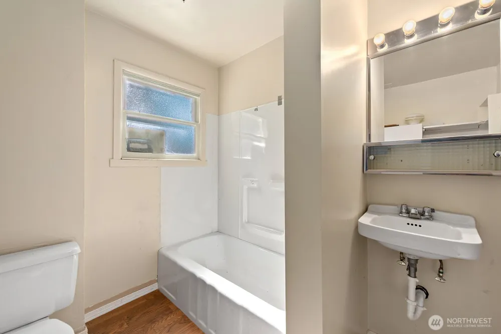 17552 12th Avenue NE Shoreline, WA 98155