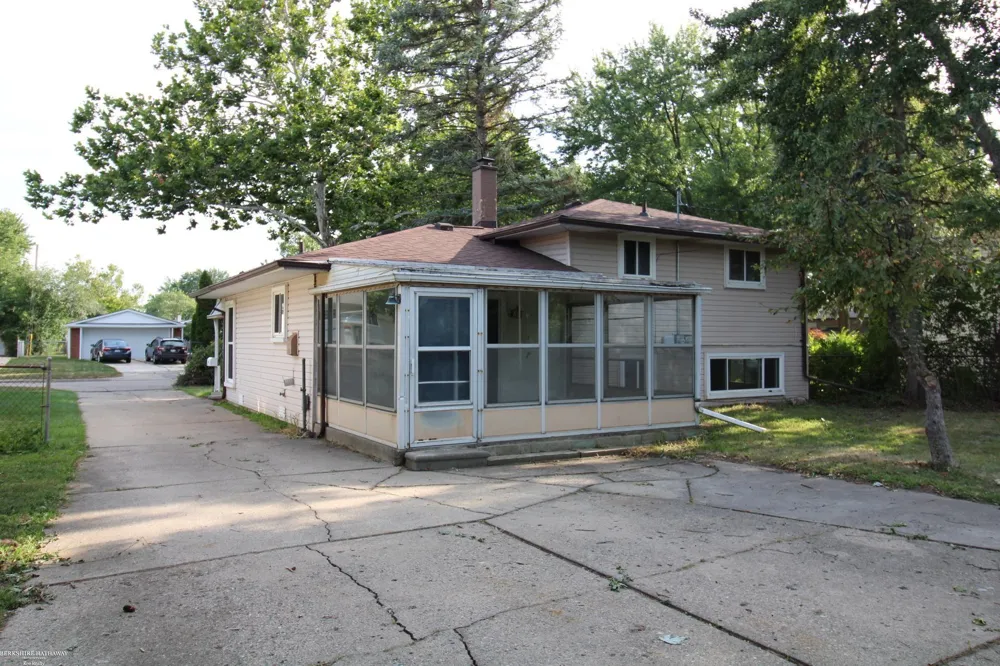 2131 Koper Drive Sterling Heights City, MI 48310