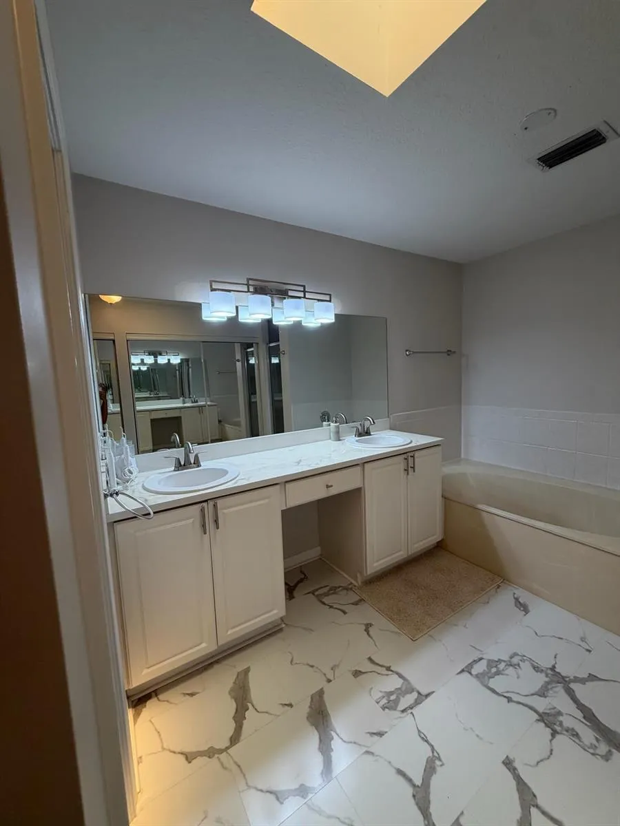 107 HALF MOON CIRCLE #D Jupiter, FL 33458