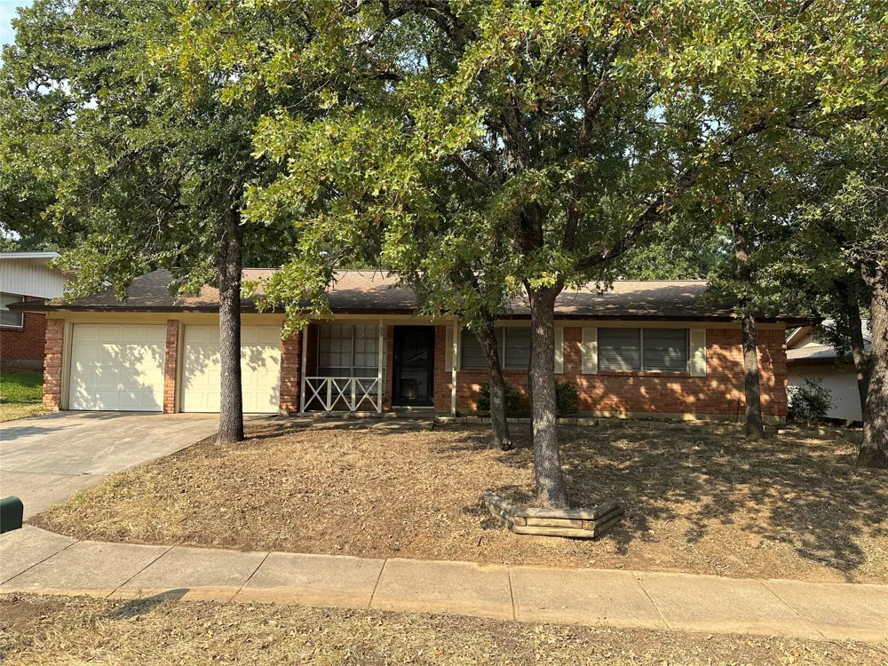 33 Somerset Terrace Bedford, TX 76022
