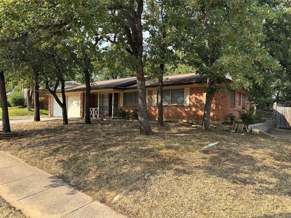 33 Somerset Terrace Bedford, TX 76022