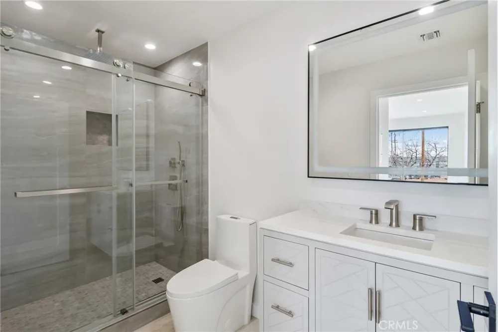 6830 Lubao Avenue Winnetka, CA 91306