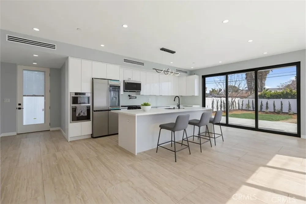 6830 Lubao Avenue Winnetka, CA 91306