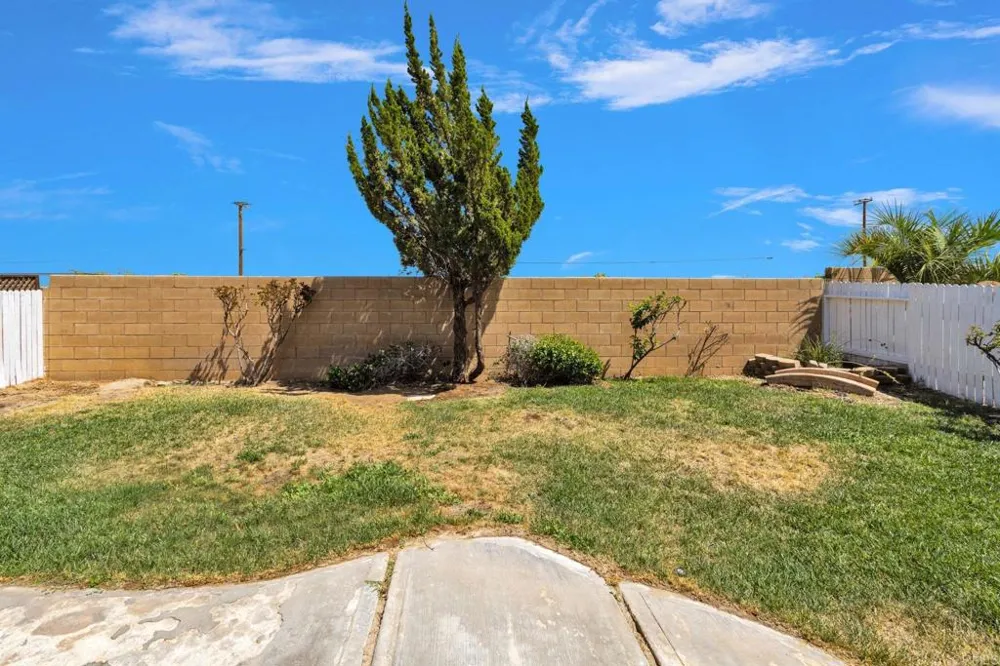 13523 Merry Oaks Victorville, CA 92392