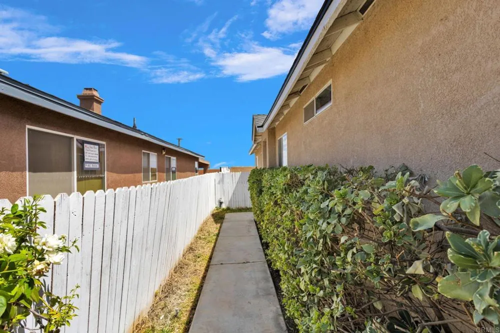 13523 Merry Oaks Victorville, CA 92392