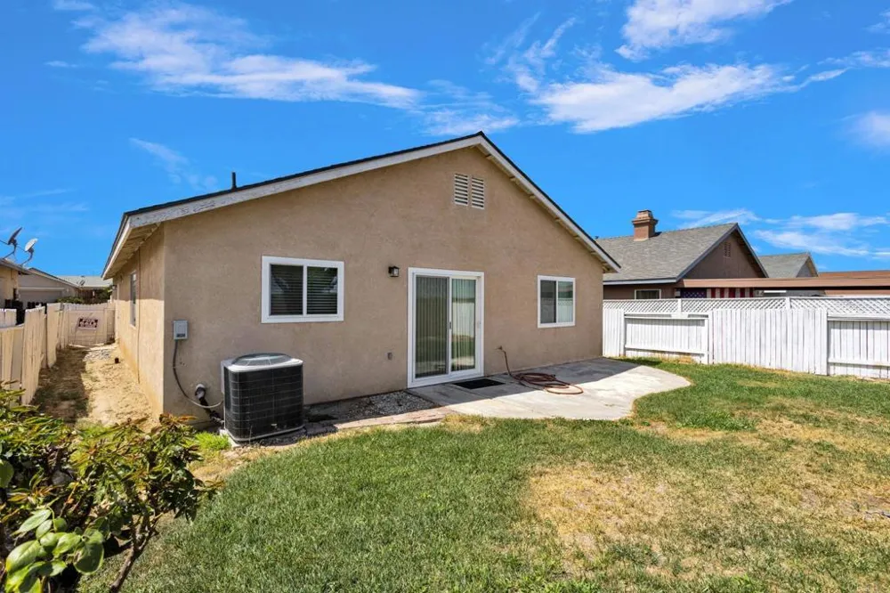 13523 Merry Oaks Victorville, CA 92392