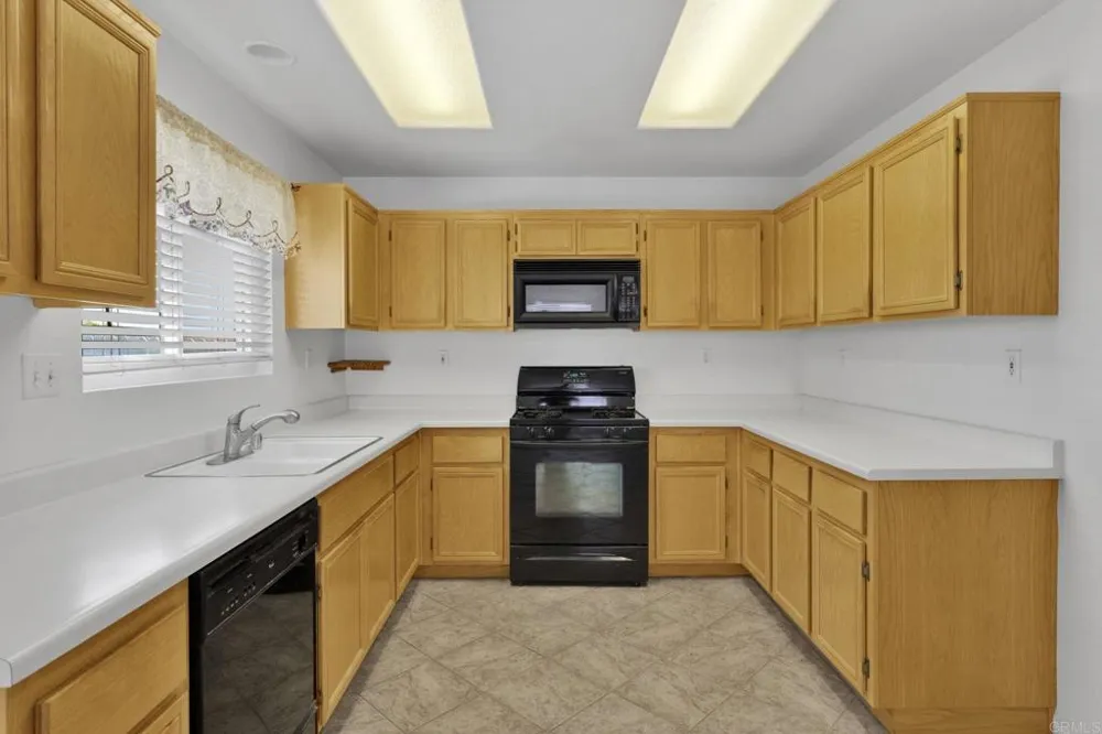 13523 Merry Oaks Victorville, CA 92392