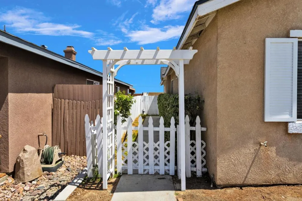 13523 Merry Oaks Victorville, CA 92392