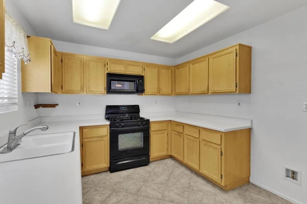 13523 Merry Oaks Victorville, CA 92392