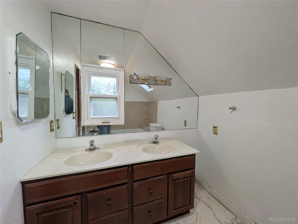 17 Oriley Street Pontiac City, MI 48342