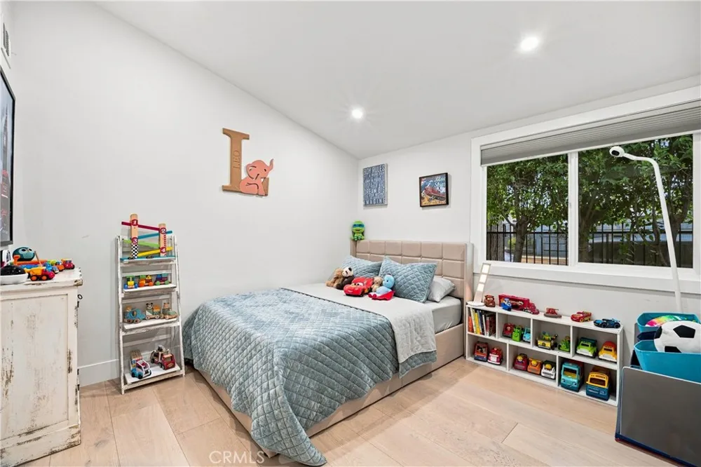 19705 Hamlin Street Woodland Hills, CA 91367