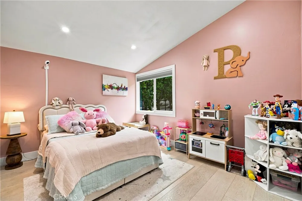 19705 Hamlin Street Woodland Hills, CA 91367