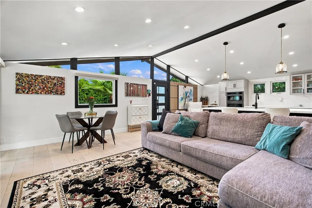 19705 Hamlin Street Woodland Hills, CA 91367