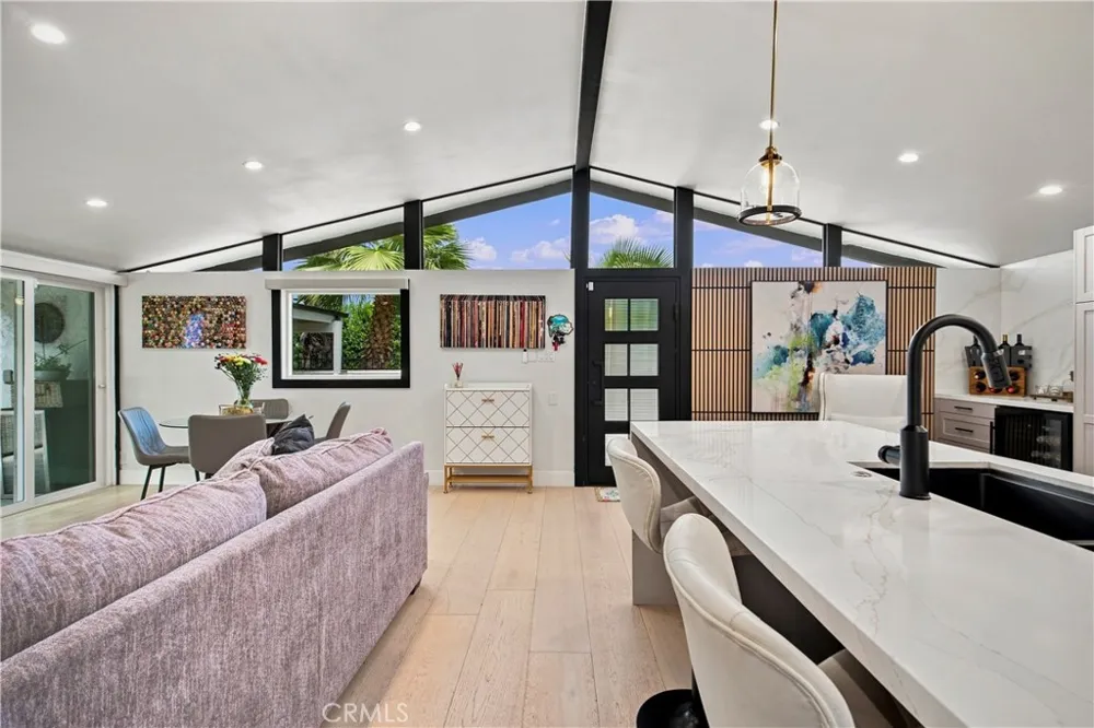 19705 Hamlin Street Woodland Hills, CA 91367