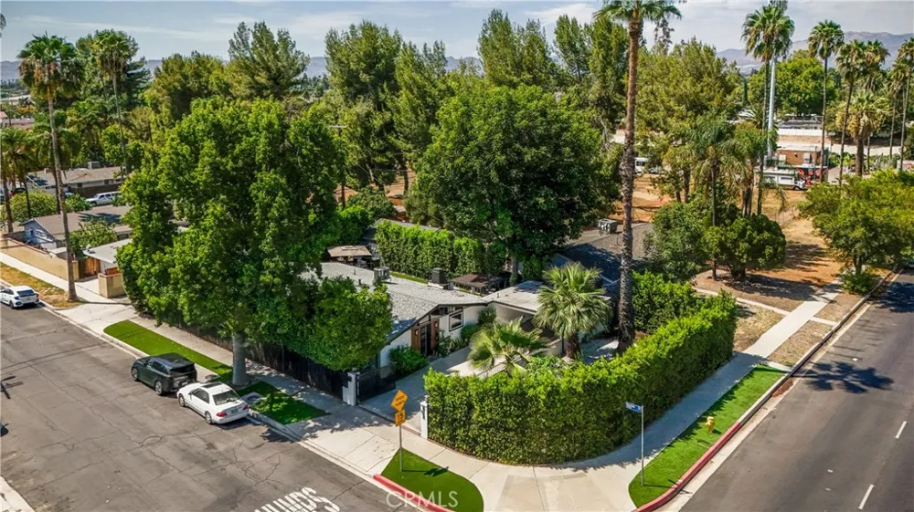 19705 Hamlin Street Woodland Hills, CA 91367