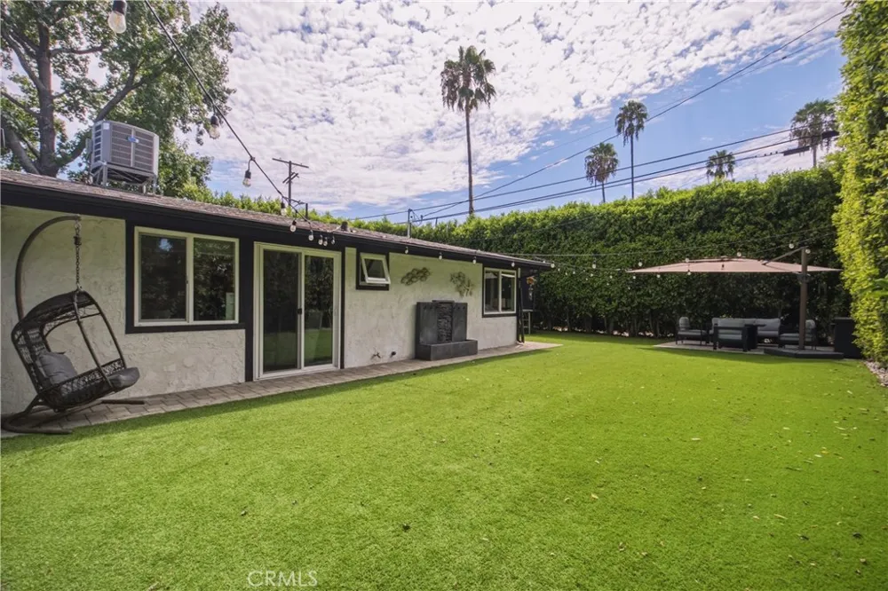 19705 Hamlin Street Woodland Hills, CA 91367