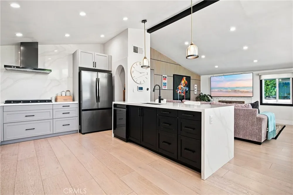 19705 Hamlin Street Woodland Hills, CA 91367