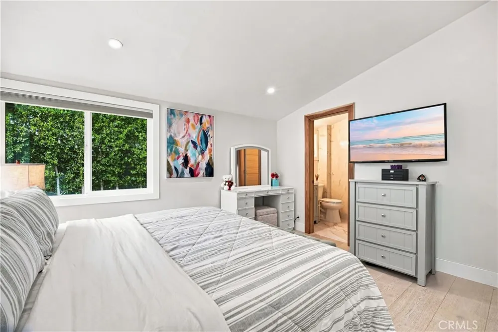 19705 Hamlin Street Woodland Hills, CA 91367