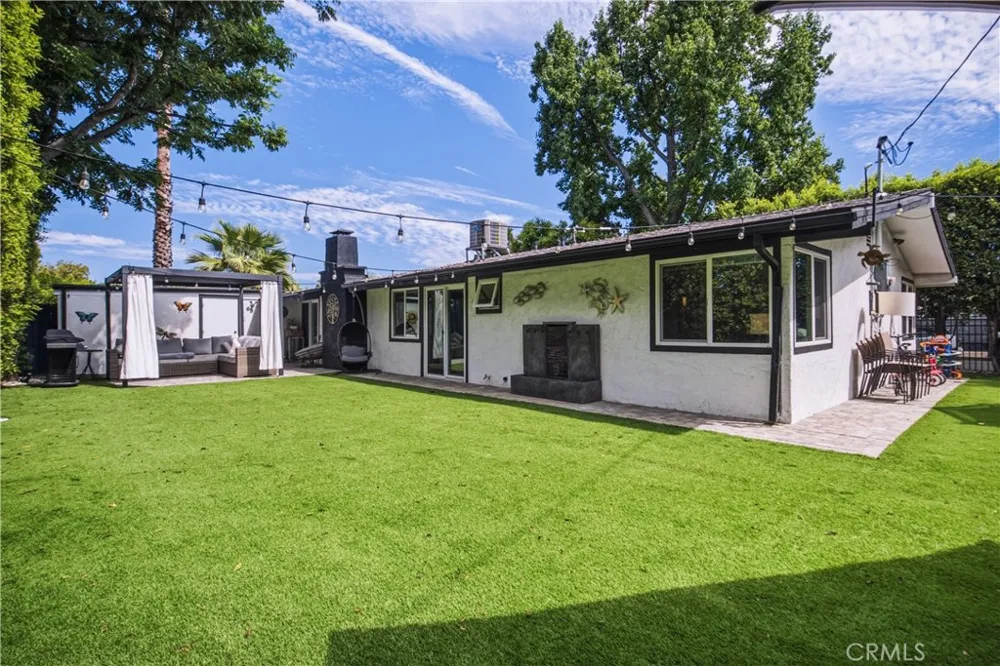 19705 Hamlin Street Woodland Hills, CA 91367