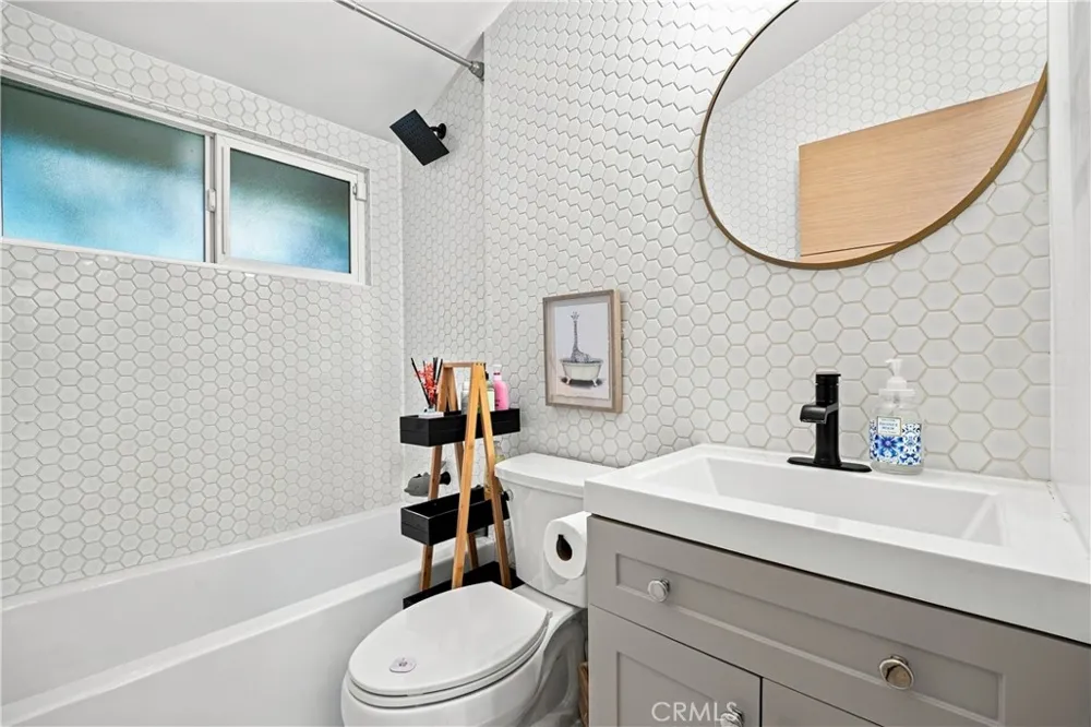 19705 Hamlin Street Woodland Hills, CA 91367