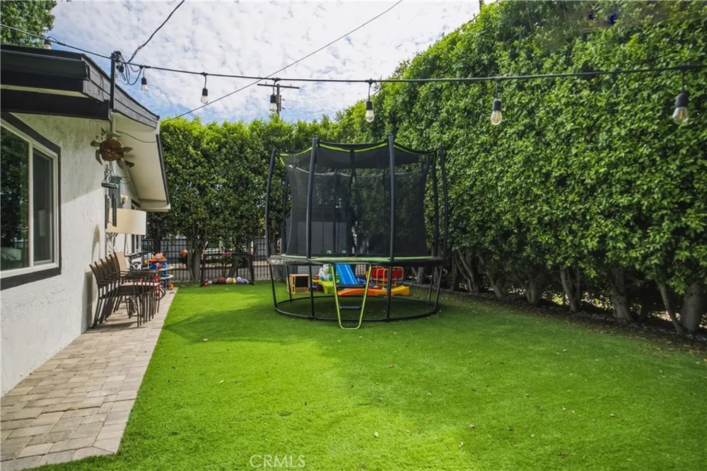 19705 Hamlin Street Woodland Hills, CA 91367