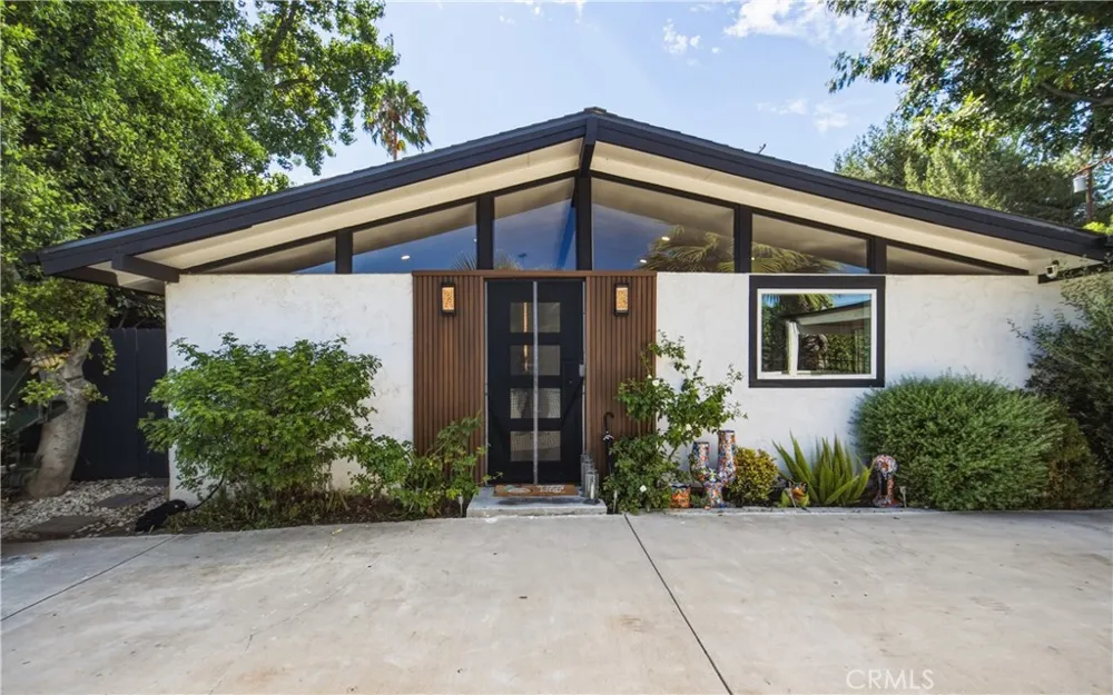 19705 Hamlin Street Woodland Hills, CA 91367