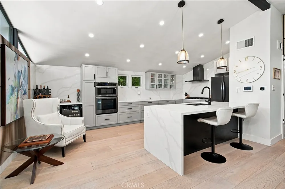 19705 Hamlin Street Woodland Hills, CA 91367