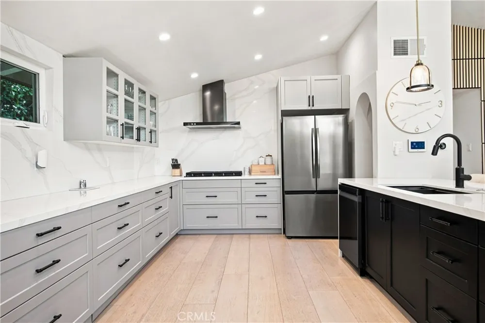 19705 Hamlin Street Woodland Hills, CA 91367