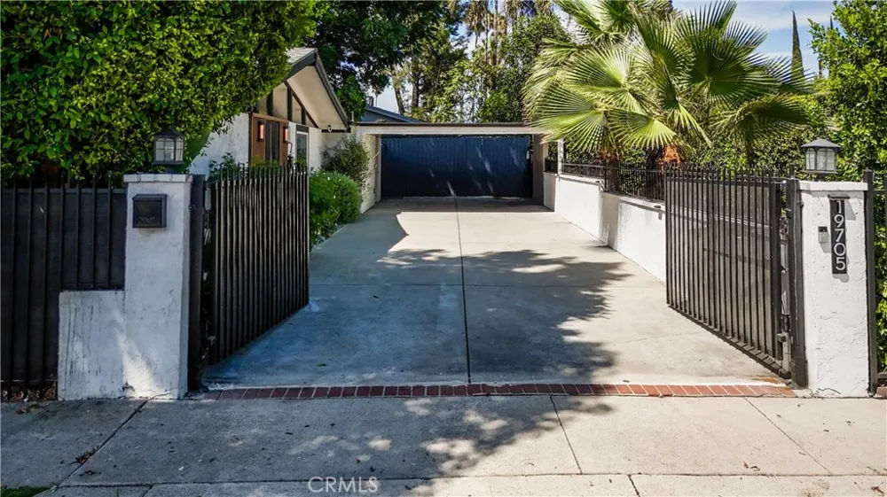 19705 Hamlin Street Woodland Hills, CA 91367